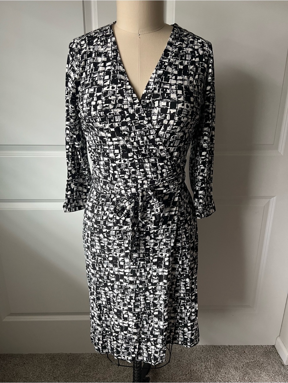 NWOT Ann Taylor Black & White Printed Long-Sleeve Wrap Dress